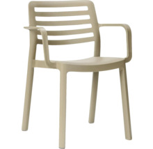 Béžová záhradná stolička z plastu s opierkami na ruky a lamelovým operadlom.