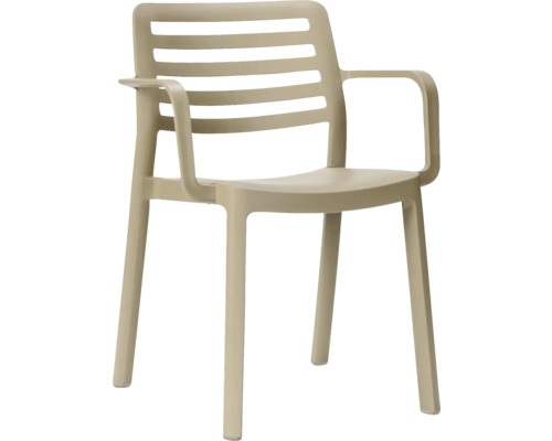 Béžová záhradná stolička z plastu s opierkami na ruky a lamelovým operadlom.