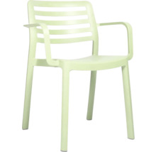 Stohovateľná záhradná stolička z plastu s opierkami na ruky a latkovým operadlom.