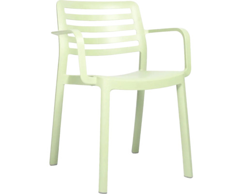 Stohovateľná záhradná stolička z plastu s opierkami na ruky a latkovým operadlom.