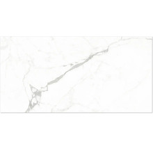 Keramická dlažba v bielom dekore mramoru so sivým žilkovaním.