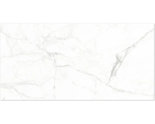 Biela dlaždica v mramorovom vzhľade so sivým žilkovaním.