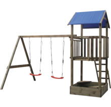 Drevené detské ihrisko s dvoma červenými hojdačkami, hracou vežou s modrou strechou a integrovaným pieskoviskom.