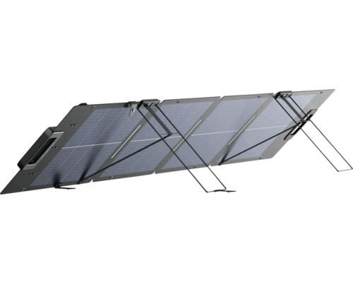 Skladací solárny panel so štyrmi segmentmi a integrovanými opornými nohami na mobilné použitie.