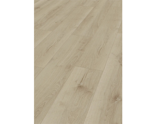 Laminátová alebo vinylová podlaha so vzhľadom duba s viditeľnou štruktúrou dreva a hrčami.