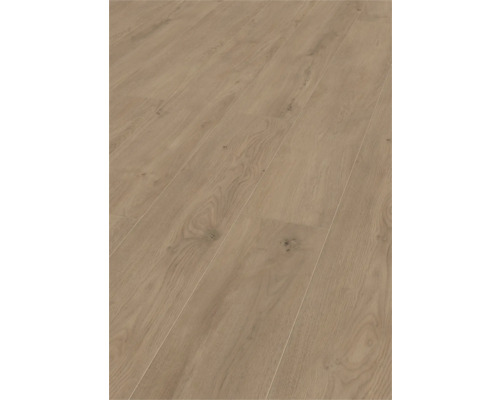 Podlahová krytina z laminátu alebo vinylu s dekorom duba, kresbou dreva a uzlami.