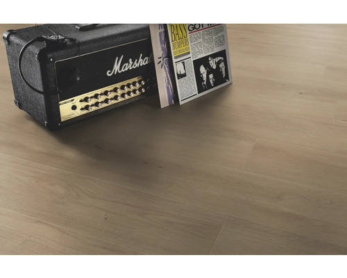 Laminátová podlaha vo vzhľade svetlého duba s autentickou textúrou dreva, doplnená gitarovým zosilňovačom s Marshall Logo a vinylovými platňami.