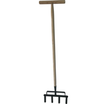 Ručný prevzdušňovač trávnika so svetlou drevenou rukoväťou v tvare T a štyrmi dutými čiernymi kovovými hrotmi.