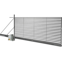 Elektrická posuvná brána z kovu s horizontálnymi lamelami a pohonom.