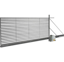 Elektrická posuvná brána s vodorovnými lamelami a pohonom.