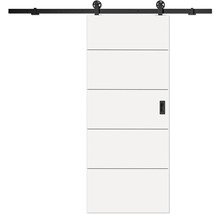 Biele posuvné dvere so štyrmi vodorovnými líniami, čierne kovanie s lúčovými kolieskami a čiernou zapustenou úchytkou.