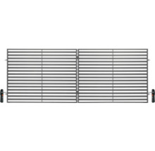 Dvojkrídlová kovová vjazdová brána s vodorovnými lamelami a elektrickým pohonom.