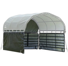 Prístrešok ShelterLogic s oblúkovou strechou, kovovým rámom a plachtovými stenami pre zvieratá alebo skladovanie.