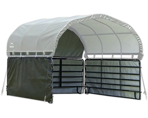Prístrešok ShelterLogic s oblúkovou strechou, kovovým rámom a plachtovými stenami pre zvieratá alebo skladovanie.