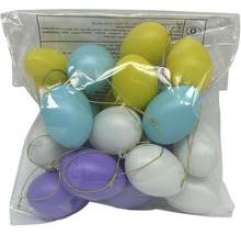 Súprava farebných plastových veľkonočných vajíčok so zlatými šnúrkami na zavesenie v priehľadnom vrecku.