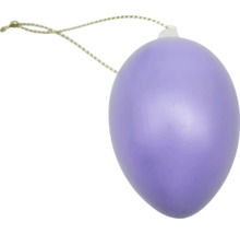 Fialové veľkonočné vajíčko z plastu s tenkou šnúrkou na zavesenie na veľkonočnú dekoráciu.