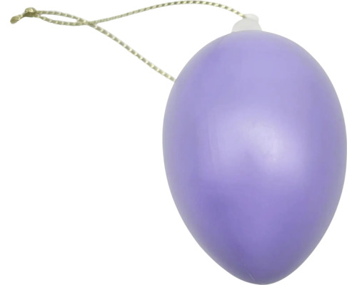 Fialové veľkonočné vajíčko z plastu s tenkou šnúrkou na zavesenie na veľkonočnú dekoráciu.