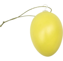 Žlté dekoračné vajíčko na zavesenie s tenkou šnúrkou.