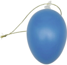 Modré plastové veľkonočné vajíčko so zlatou šnúrkou na zavesenie.