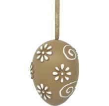 Dekoratívne hnedé veľkonočné vajíčko na zavesenie s bielym reliéfnym vzorom kvetov a špirál.