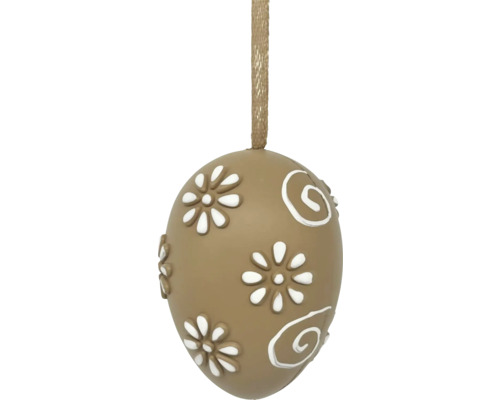 Dekoratívne hnedé veľkonočné vajíčko na zavesenie s bielym reliéfnym vzorom kvetov a špirál.
