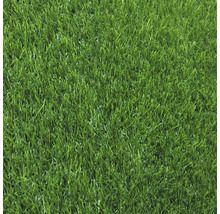 Zelený umelý trávnik v detaile s hustou textúrou pre záhradu a balkón.