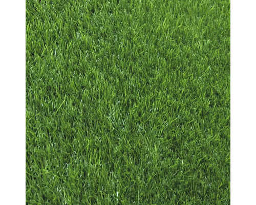 Zelený umelý trávnik v detaile s hustou textúrou pre záhradu a balkón.