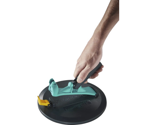 Centrovacia pomôcka Wolfcraft pre vykružovacie píly s prísavkou a rukoväťou, držaná rukou.