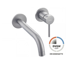 Nástenná umývadlová batéria Avital s výtokom a pákou, vzhľad nehrdzavejúcej ocele, certifikácia DVGW, Avital Logo.