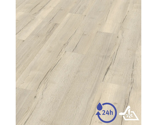 Laminátová podlaha v svetlom dekóre dreva s viditeľnou štruktúrou, odolná voči vode až 24 hodín a nenáročná na údržbu.