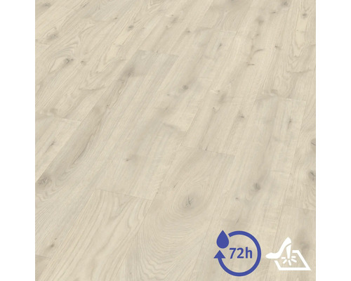 Laminátová podlaha vo svetlom dubovom dekore, 72 hodinová ochrana proti vode a svetlostála.
