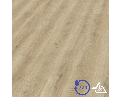 Laminátová podlaha so svetlou štruktúrou dreva, 72 hodinová odolnosť voči vode a vysoká odolnosť voči opotrebovaniu.