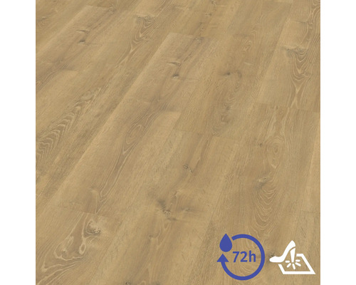 Laminátová podlaha so vzhľadom duba so štruktúrou a hrčami. Vodoodolná po dobu 72 hodín a povrch odolný proti poškriabaniu.