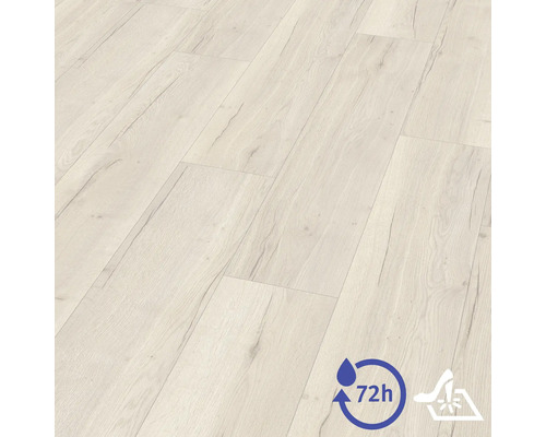 Laminátová podlaha vo svetlom dekore dreva, odolná proti vode až 72 hodín a povrch odolný proti poškriabaniu.