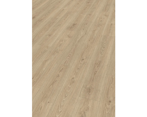 Laminátová podlaha so vzhľadom dubu s prirodzenou štruktúrou dreva a hrčami, položená ako široká doska.