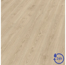 Laminátová podlaha so vzhľadom dreva, textúrou a uzlami, so symbolom pre 24-hodinovú odolnosť voči vode.