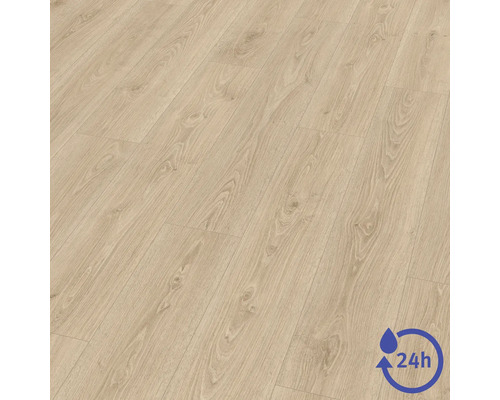 Laminátová podlaha so vzhľadom dreva, textúrou a uzlami, so symbolom pre 24-hodinovú odolnosť voči vode.