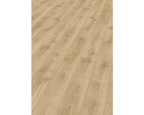 Laminátová podlaha so vzhľadom dubu s viditeľnou kresbou dreva a uzlami.