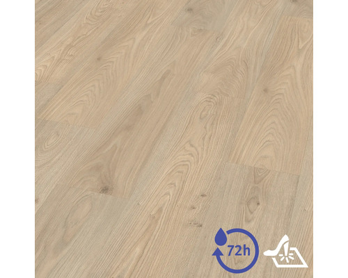 Laminátová podlaha so vzhľadom dubu s kresbou dreva, odolná voči vode počas 72 hodín a odolná voči opotrebovaniu.