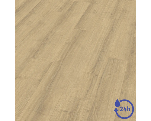 Laminátová podlaha vo vzhľade svetlého duba s kresbou dreva, odolná voči vode po dobu 24 hodín.