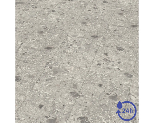 Podlahová krytina vo vzhľade kameňa s terazzovým vzorom v sivých odtieňoch a symbolom pre dvadsaťštyrihodinovú ochranu proti vode.