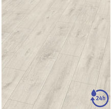 Laminátová podlaha s dekorom duba a odolnosťou voči vode až 24 hodín.