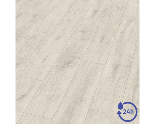 Laminátová podlaha s dekorom duba a odolnosťou voči vode až 24 hodín.