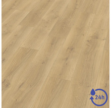 Laminátová podlaha so vzhľadom duba s viditeľnou štruktúrou dreva, odolná voči vode počas 24 hodín.