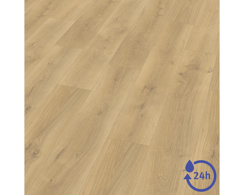 Laminátová podlaha so vzhľadom duba s viditeľnou štruktúrou dreva, odolná voči vode počas 24 hodín.