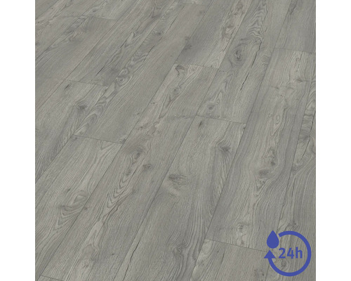 Laminátová podlaha v dekóre sivého duba s textúrou dreva a 24-hodinovou odolnosťou voči vode.