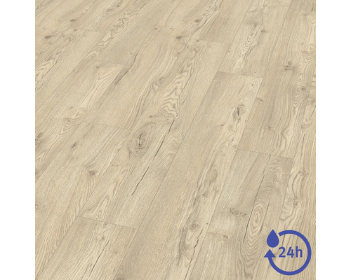 Laminátová podlaha vo svetlom dekore dreva s textúrou a hrčami. Označenie pre 24-hodinovú odolnosť voči vode.