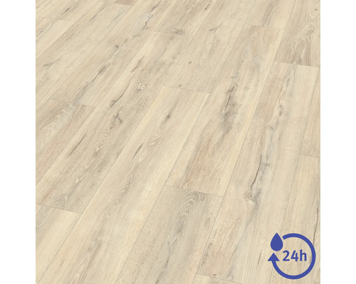 Laminátová podlaha so vzhľadom svetlého duba s 24-hodinovou ochranou proti vode.
