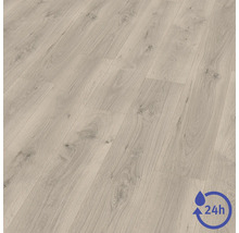 Laminátová podlaha so vzhľadom duba s kresbou dreva a ochranou proti vode počas 24 hodín.