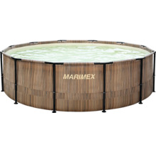 Kruhový nadzemný bazén Marimex s konštrukciou a dekorom dreva, napustený vodou.